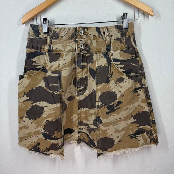 POL Dresses & Skirts - Women's Pol Camouflage Paneled Raw Hem Mini Skirt‎ Size M NEW